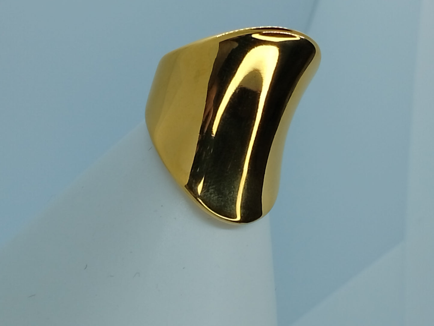 <ul> <li>Bague en acier inoxydable, sans nickel et de couleur dorée<br></li> <li>Forme bateau très large</li> <li>Poids : 19g</li> <li>Hauteur : 3cm</li> <li>Ce produit n'est pas ajustable<br></li> <li>Taille 56</li> </ul>