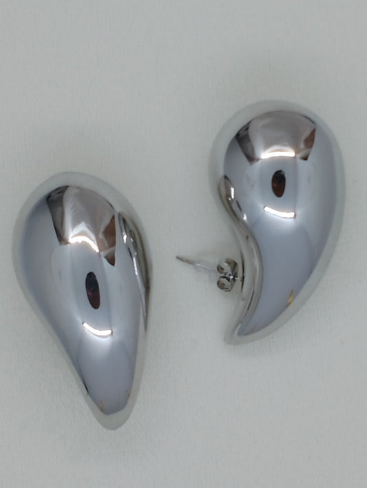 <ul> <li>Boucles d'oreilles en acier inoxydable, sans nickel et de couleur argentée<br></li> <li>Forme goutte d'eau grand format<br></li> <li>Poids : 16g l'ensemble<br></li> <li>Hauteur : 4cm</li> </ul>