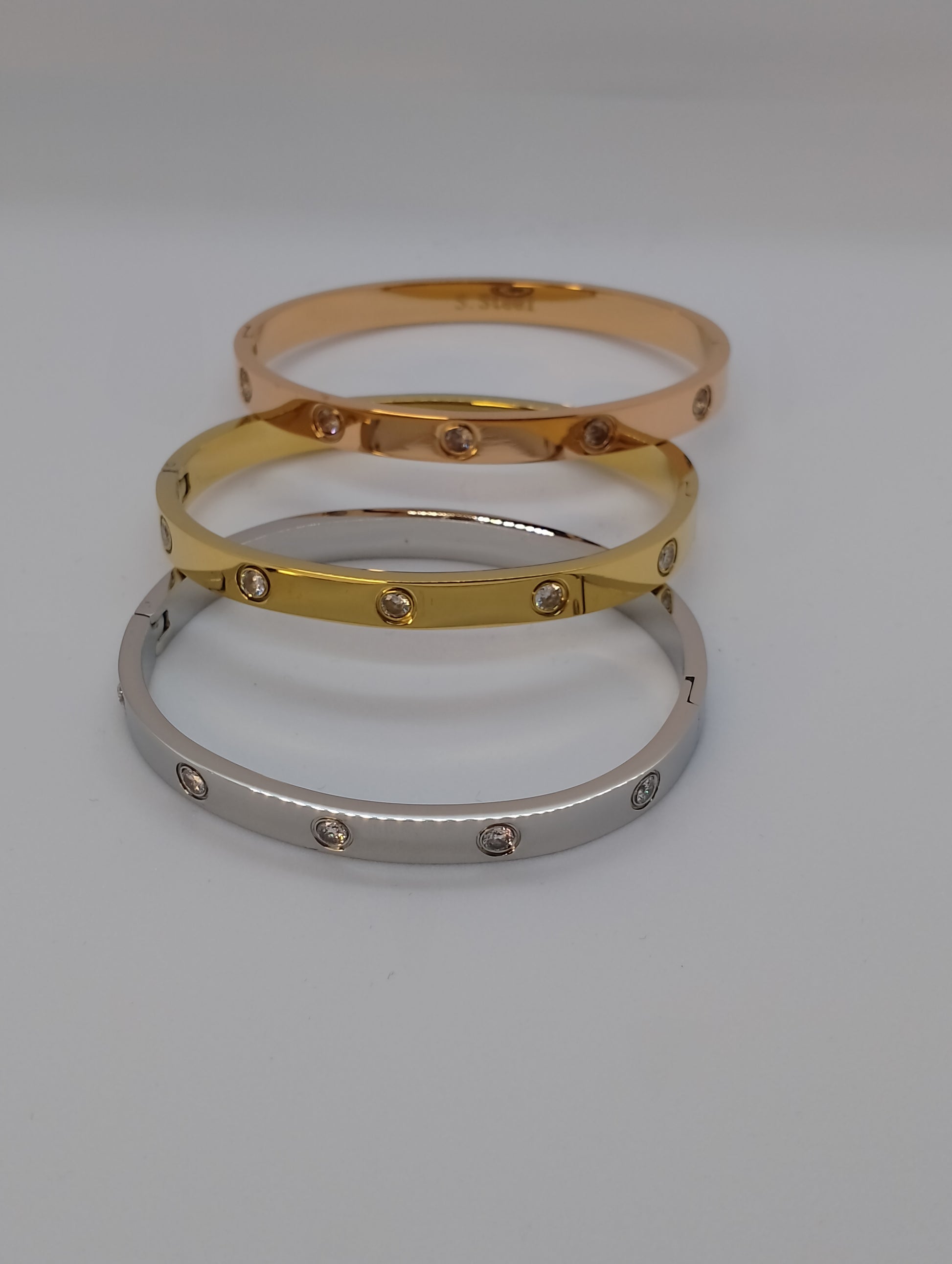 <ul> <li>Bracelet en acier inoxydable, sans nickel<br></li> <li>Forme ovale avec petits strass</li> <li>Différent coloris : doré, rose gold, argenté</li> <li>Poids : 20g</li> <li>Hauteur : 6,5cm</li> </ul>