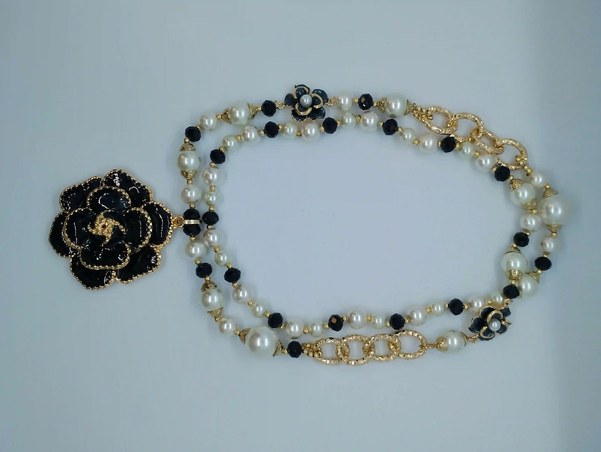 Collier double rang perles blanches noires maillons dorés pendentif camélia noir brodé fond gris neutre bijou femme élégant chic BONITALUZ