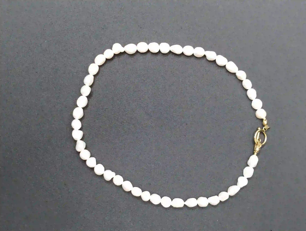 Bracelet perles blanches nacre fermoir doré cercle fond ardoise gris bijou femme élégant chic BONITALUZ