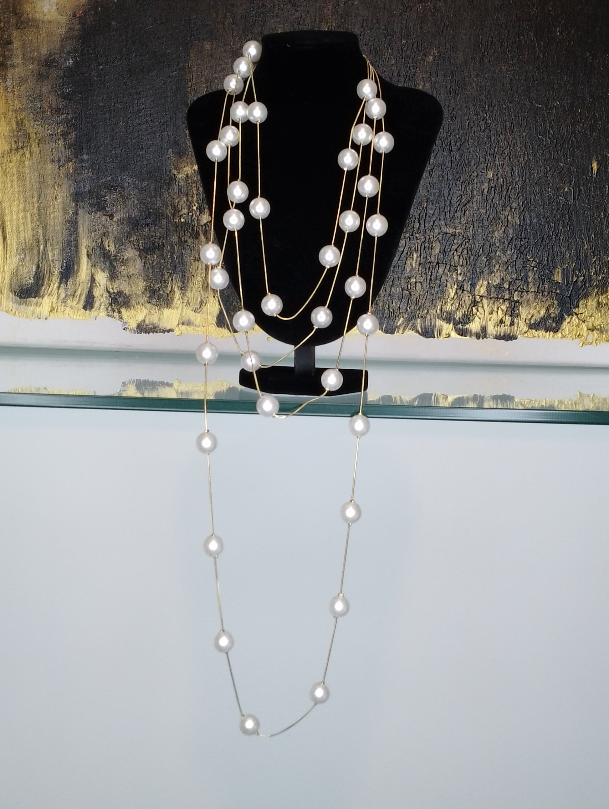<ul> <li>Collier sautoir en acier inoxydable, sans nickel et de couleur dorée<br></li> <li>Composé de 4 chaines perlées de longueur différentes</li> <li>Longueur : 46 cm doublé pour la plus grande et de 5 cm de chaîne de réglage</li> </ul>