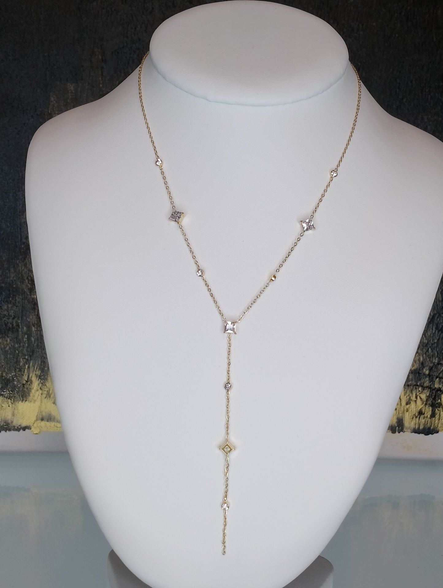 <ul> <li>Collier cravate en acier inoxydable, sans nickel et de couleur dorée<br></li> <li>Composé de strass</li> <li>Longueur : 28cm et 3cm de chaîne de réglage</li> </ul>