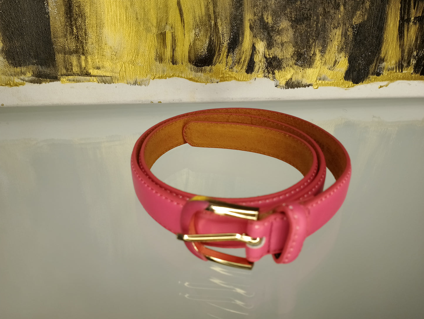 <ul> <li>Extérieur en dessus PU lisse<br></li> <li>Doublure en croute de cuir de vachette</li> <li>Boucle en laiton finition or clair et rappel de couleur<br></li> <li>Fermeture par une boucle à ardillon<br></li> <li>Existe en quatre tailles : 85cm, 90cm, 95cm, 100cm<br></li> <li>Largeur : 2,3cm</li> </ul>