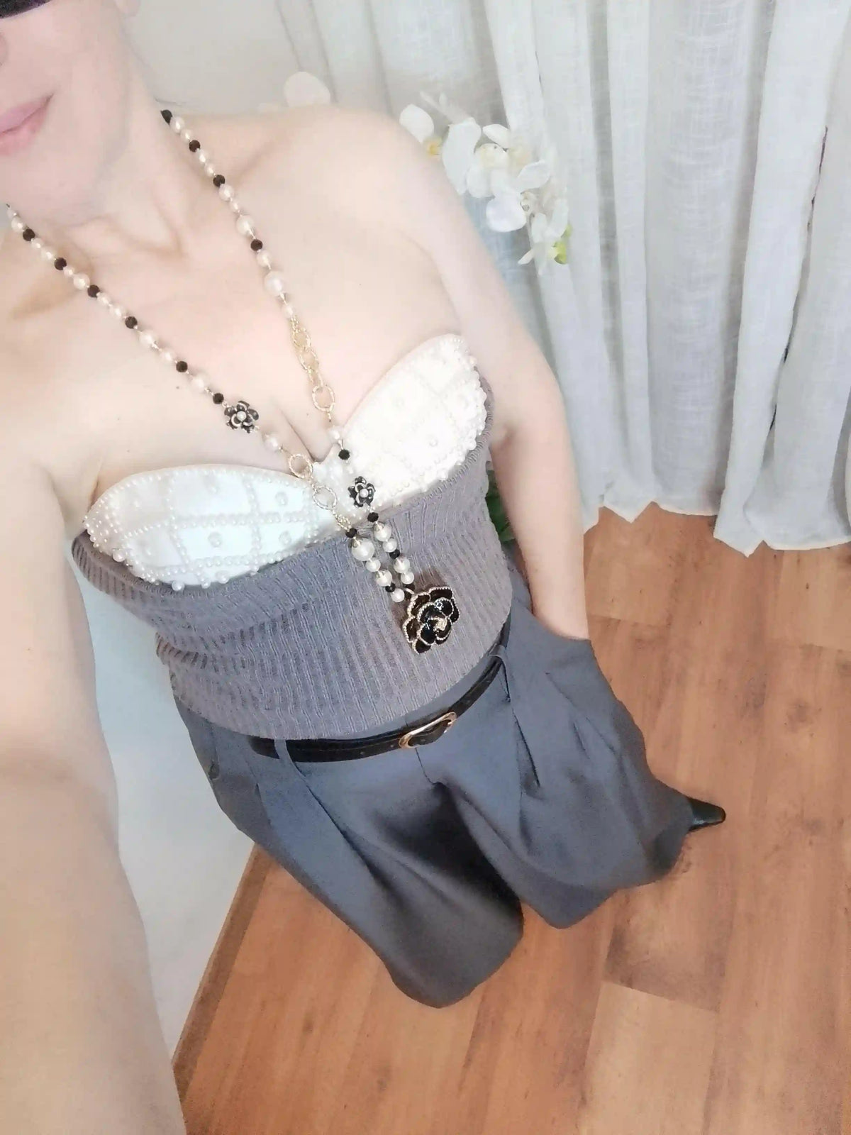 Ceinture fine noire bustier blanc satiné collier perles noires blanches médaillon fleuri look vintage chic élégant BONITALUZ