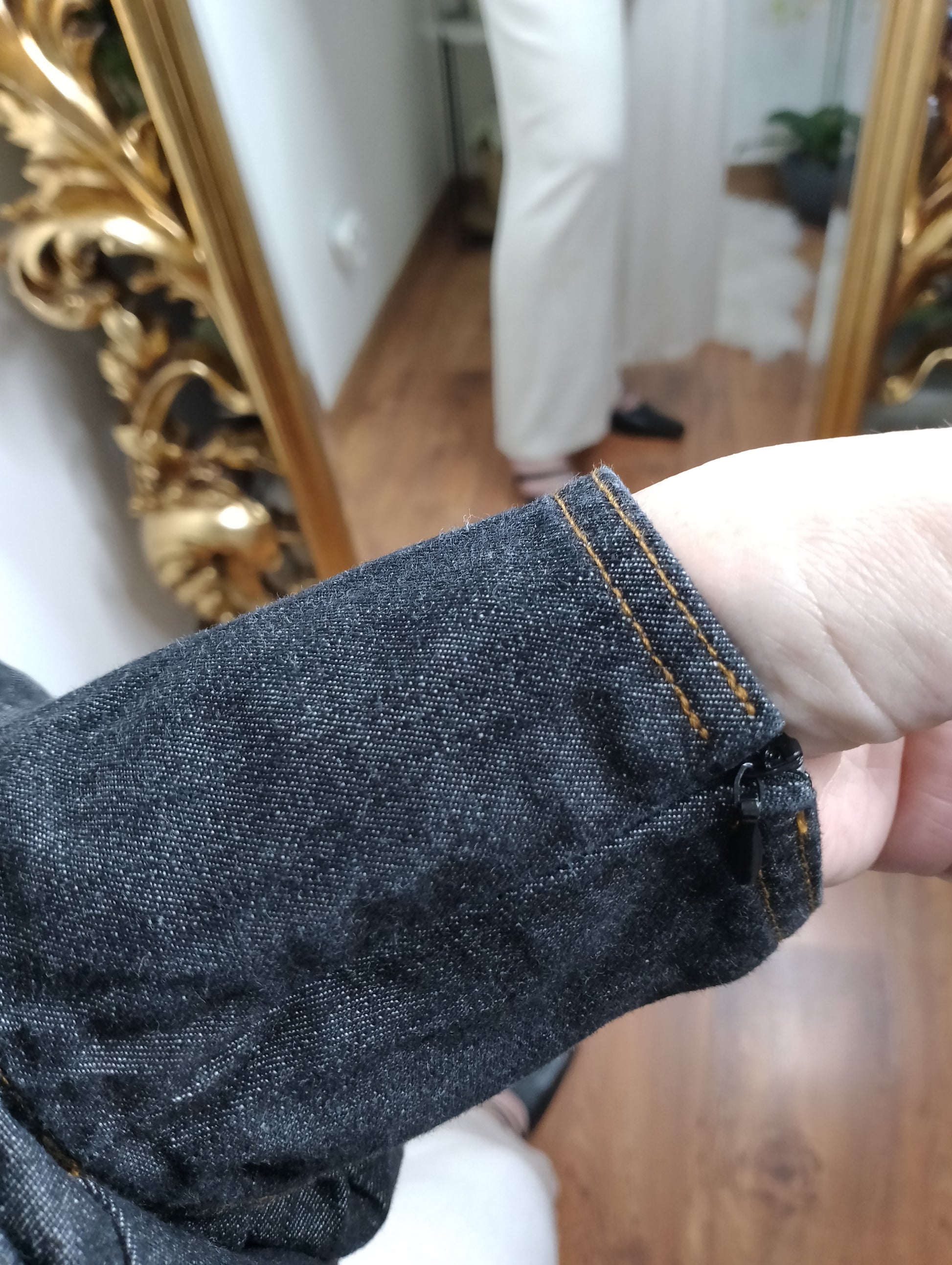 Chemise Carolina noire col lacets - détail fermeture et volume des manches