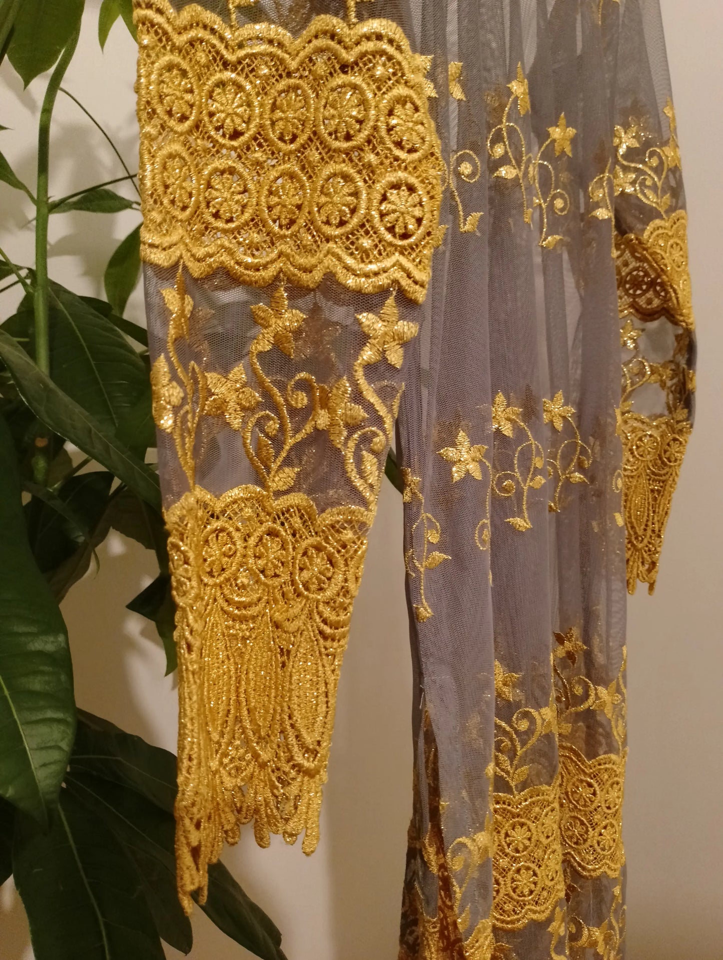 Matière broderie artisanale dorée tunique Kebaya seconde main BONITALUZ