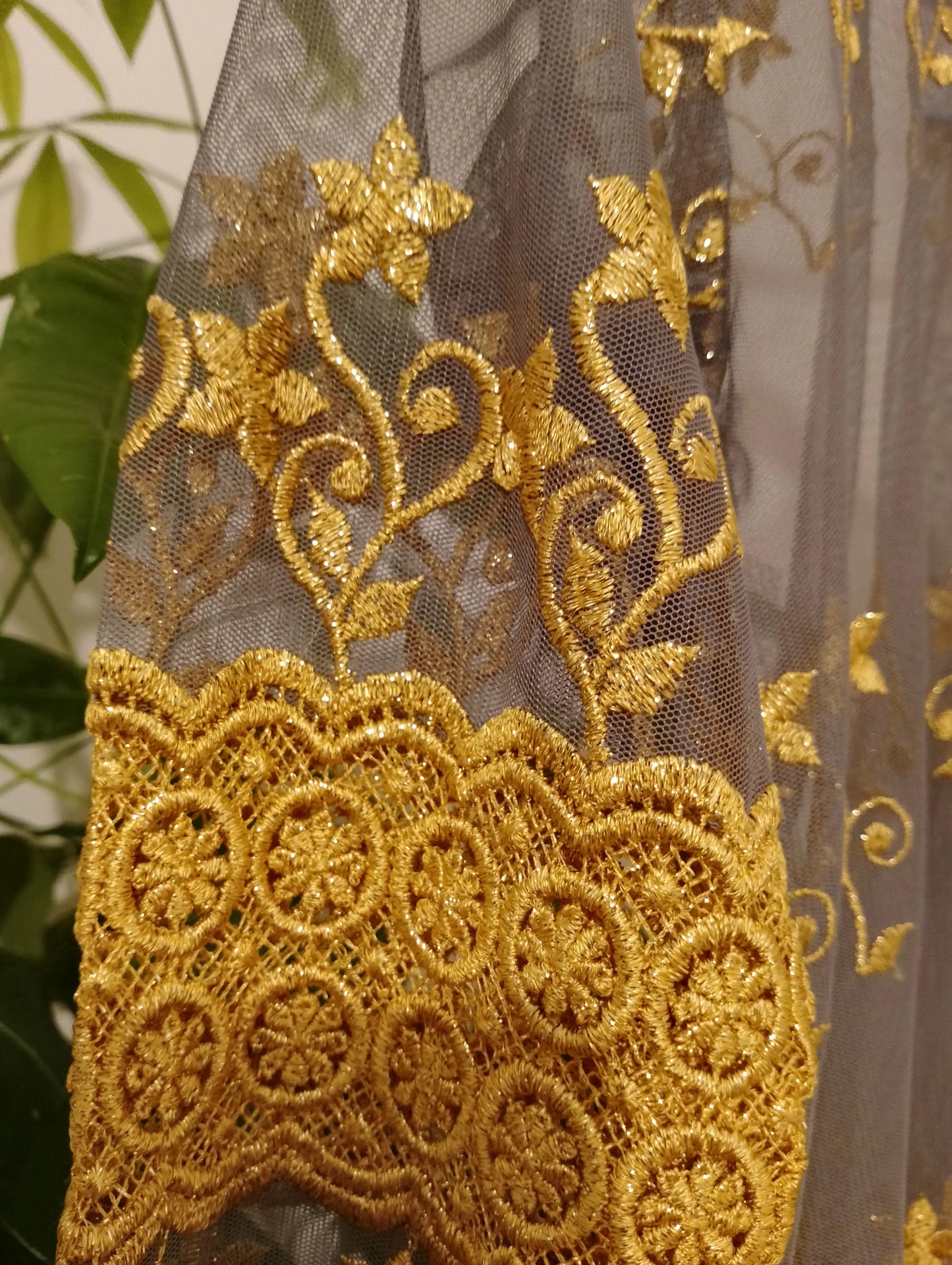 Matière broderie artisanale dorée tunique Kebaya seconde main BONITALUZ