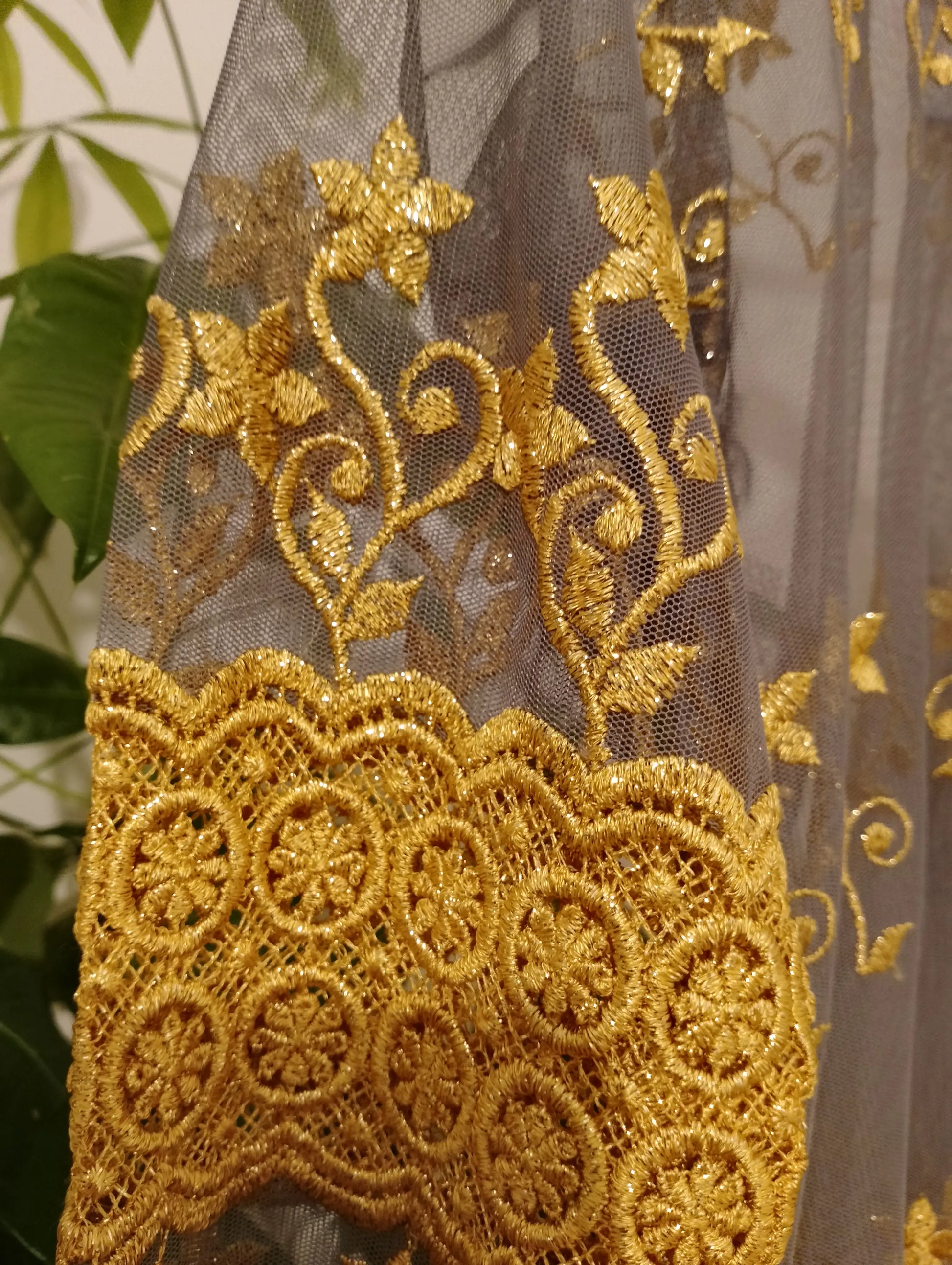 Matière broderie artisanale dorée tunique Kebaya seconde main BONITALUZ