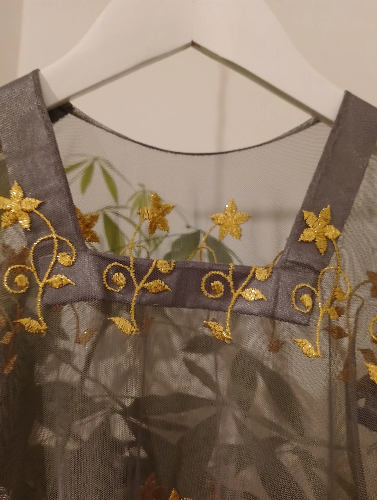 Matière broderie artisanale dorée tunique Kebaya seconde main BONITALUZ