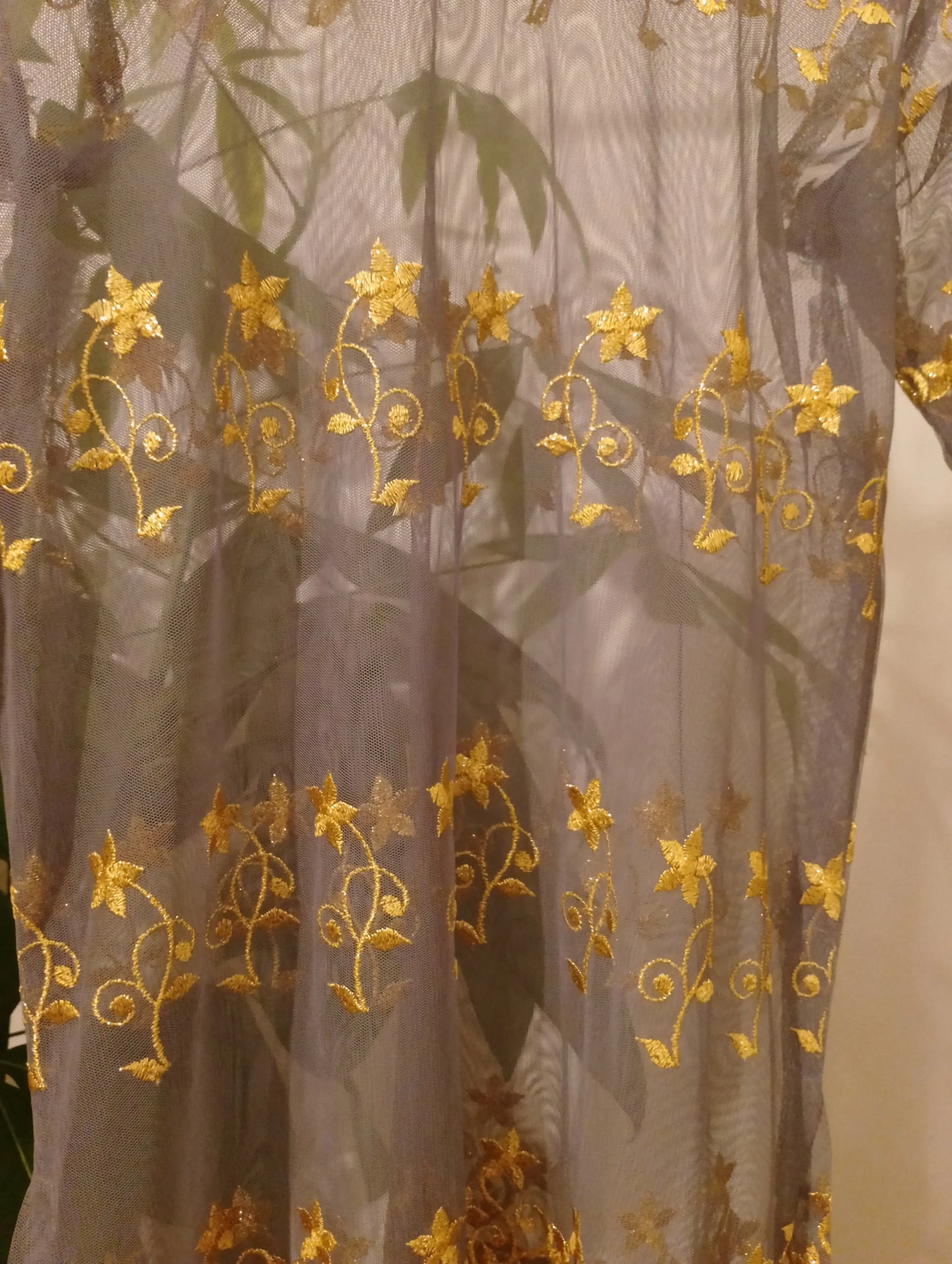 Détail dentelle dorée tunique Kebaya brodée seconde main BONITALUZ