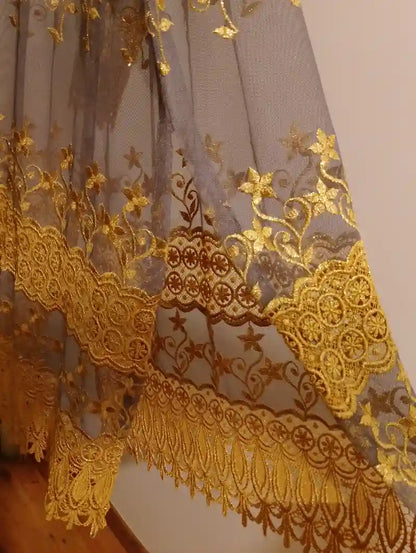 Détail manches dentelle dorée tunique Kebaya