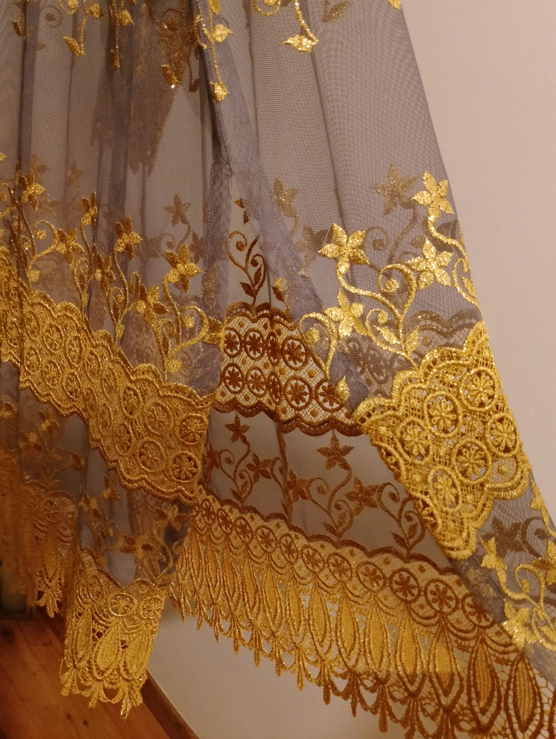 Matière broderie artisanale dorée tunique Kebaya seconde main BONITALUZ