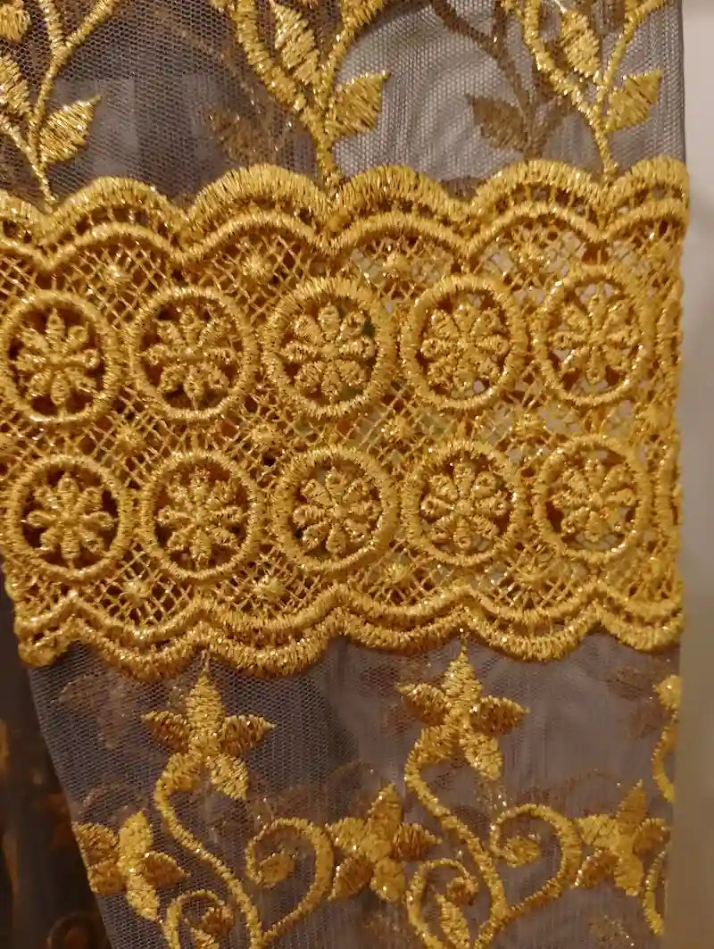 Gros plan broderies florales dorées tunique Kebaya - BONITALUZ