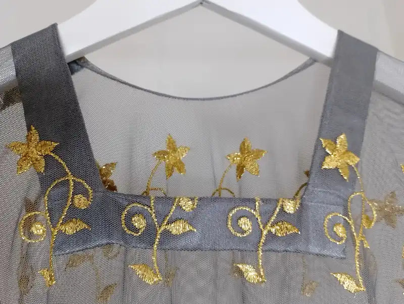 Matière broderie artisanale dorée tunique Kebaya seconde main BONITALUZ