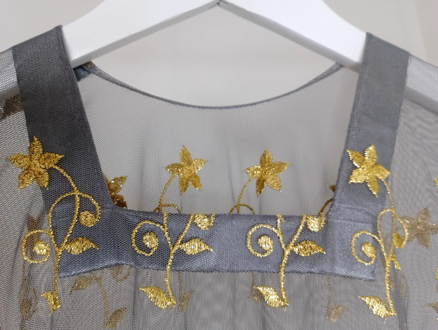 Matière broderie artisanale dorée tunique Kebaya seconde main BONITALUZ