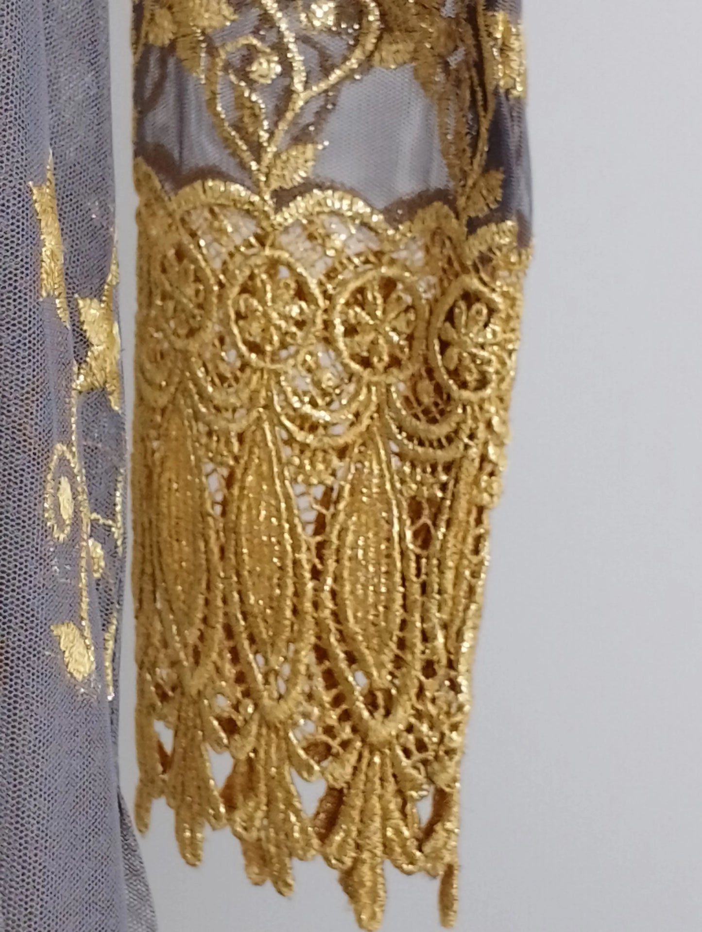 Détail dentelle dorée tunique Kebaya brodée seconde main BONITALUZ