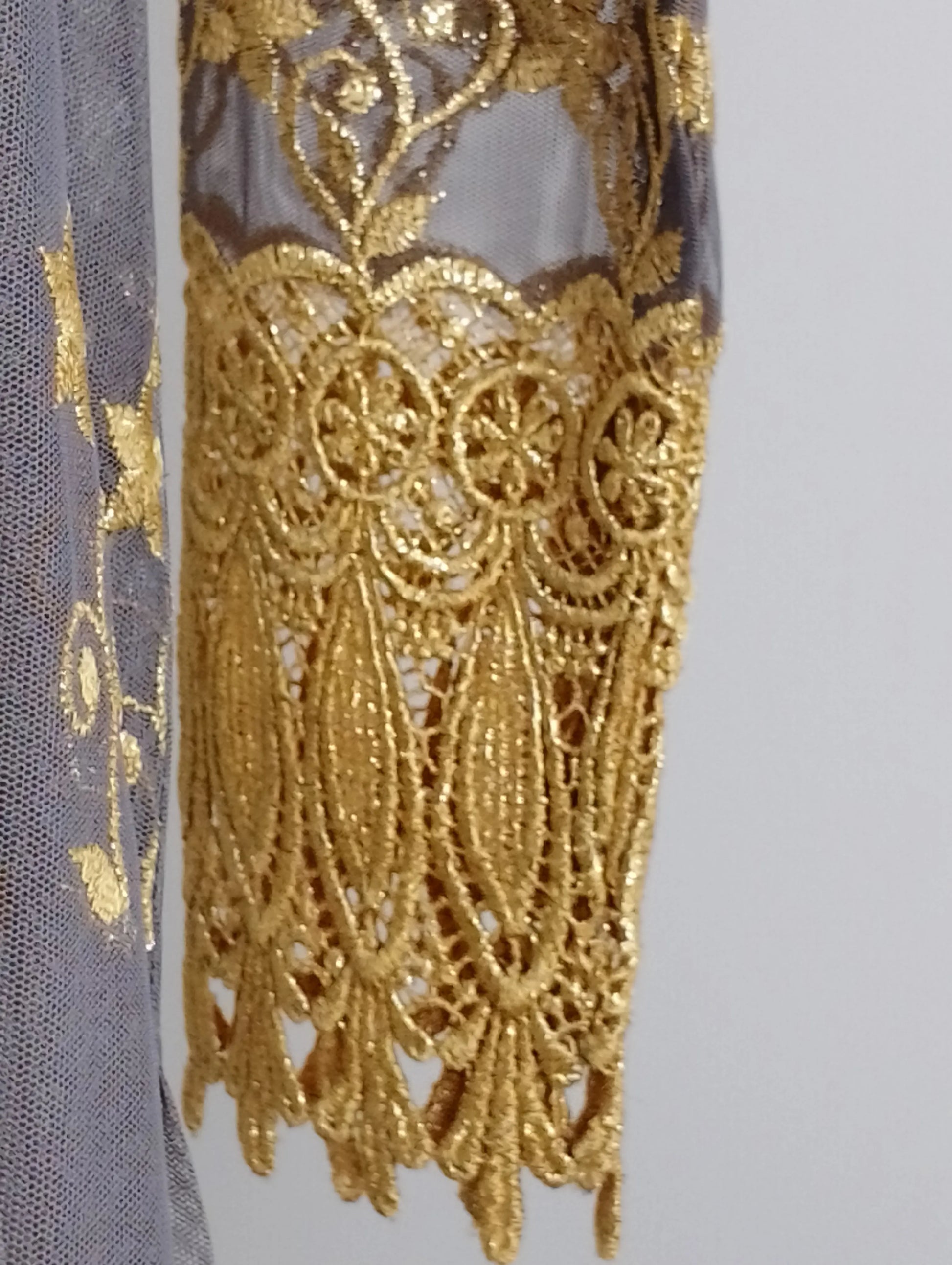 Détail dentelle dorée tunique Kebaya brodée seconde main BONITALUZ