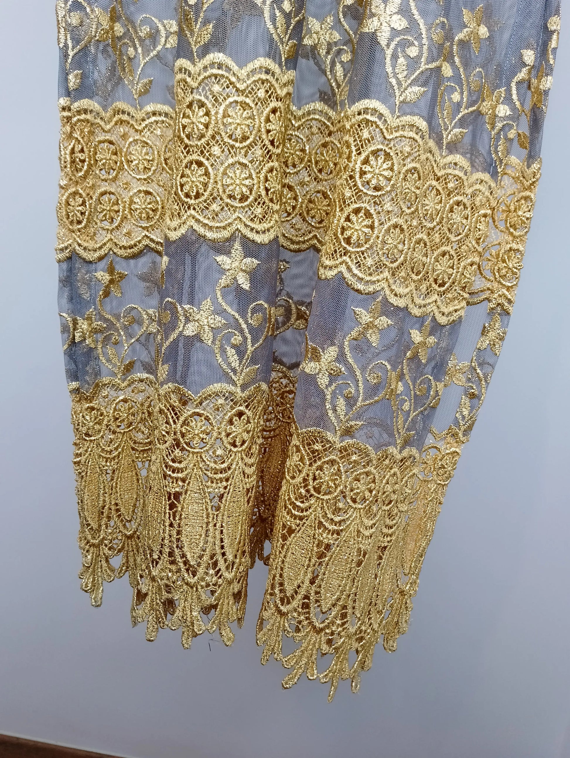 Détail dentelle dorée tunique Kebaya brodée seconde main BONITALUZ