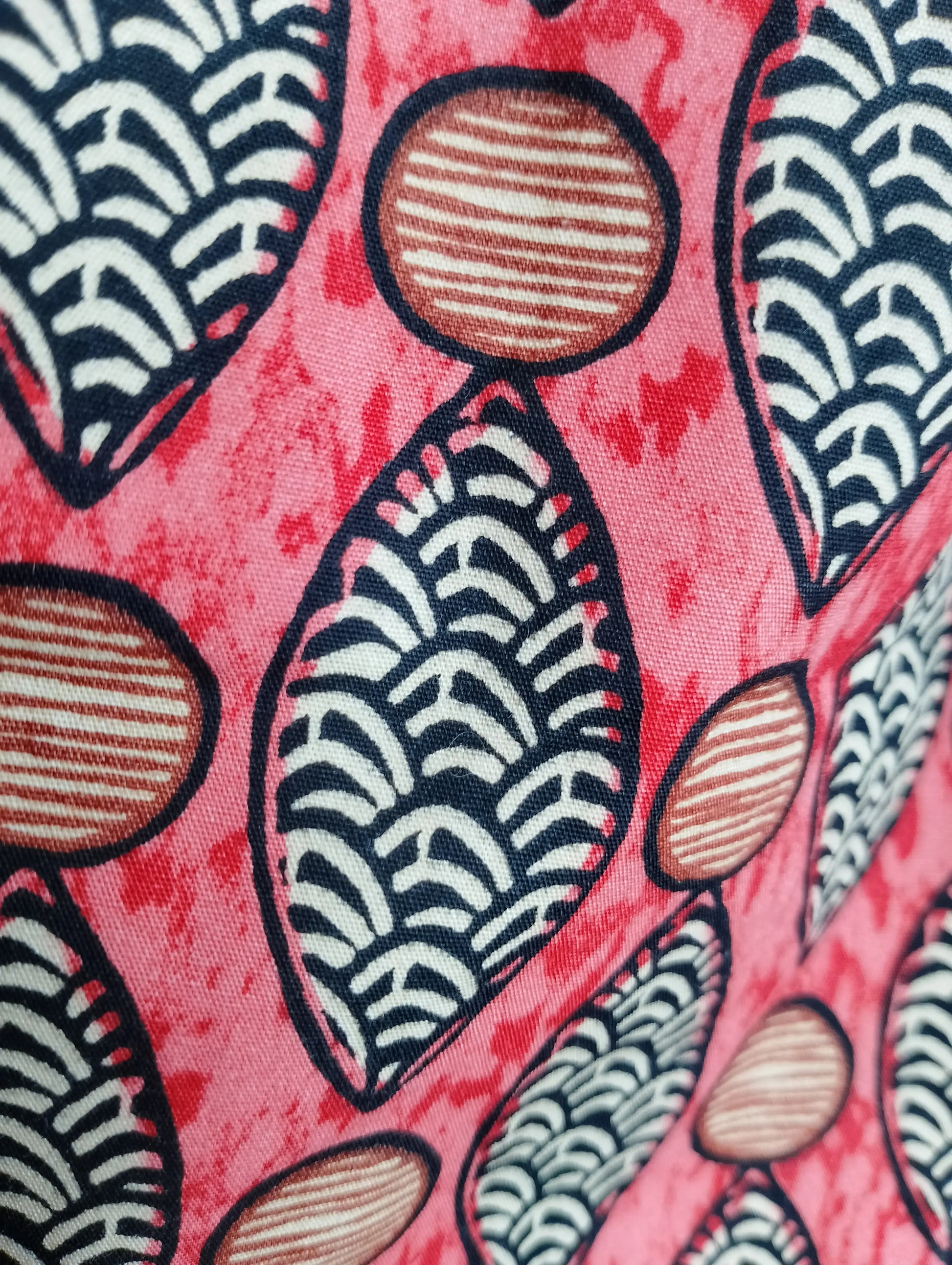 "Détail motifs feuilles et cercles imprimé wax terracotta — BONITALUZ"