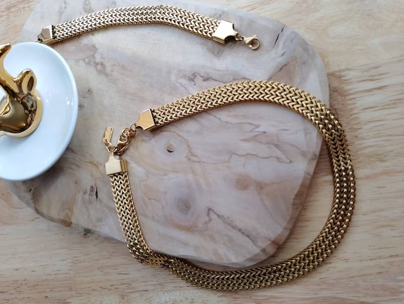 Collier Ophélie gourmette dorée maille contemporaine sur marbre blanc, bijou femme élégant BONITALUZ
