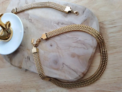 Collier chaîne BONITALUZ dorée - maillons plats tressés vue de dessus, bijou femme élégant