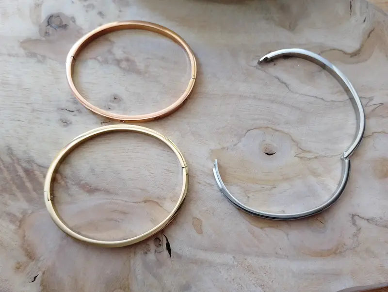 Bracelet Ornella jonc acier inoxydable, micro-strass 360°, 3 coloris (doré, rose gold, argenté), sans nickel, 5,3cm diamètre. À partir de 8€. Livraison 48h – BONITALUZ