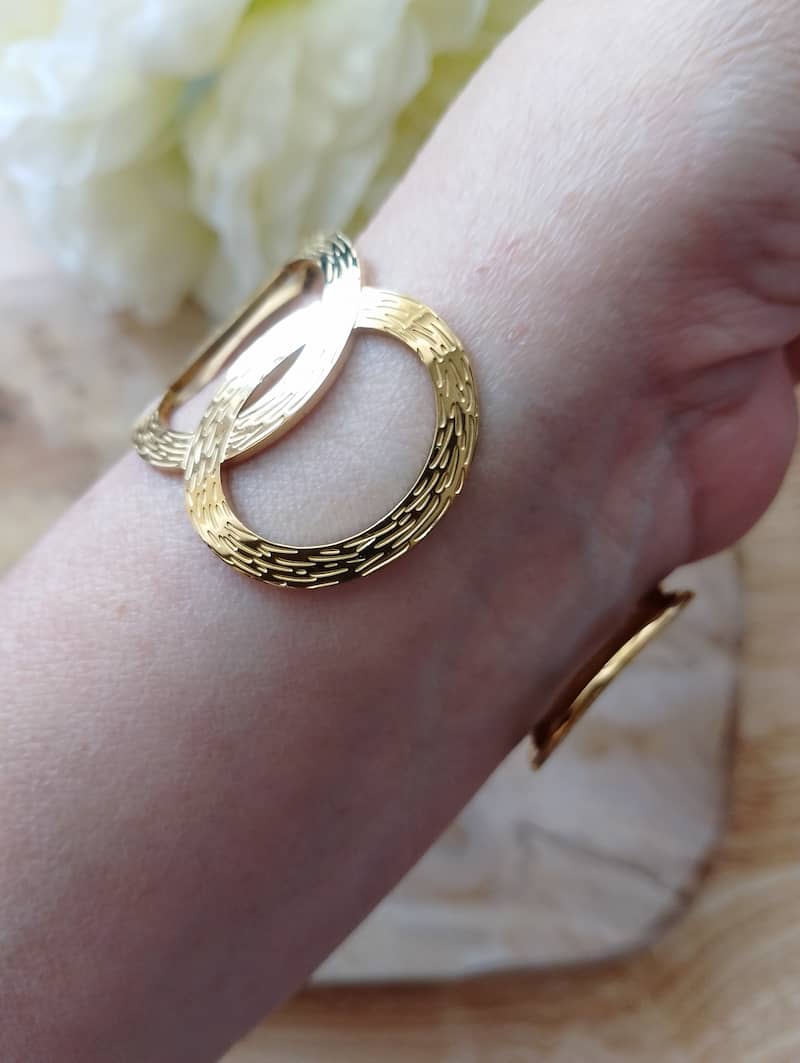 Bracelet Gaïa doré entrelacs organiques porté au poignet, manchette sculptée femme bijou BONITALUZ