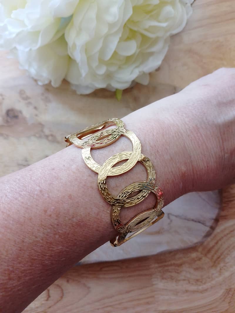 Bracelet Gaïa doré anneaux organiques porté au poignet, bijou manchette femme luxe BONITALUZ