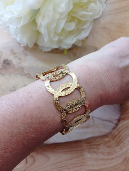 Bracelet Pénélope BONITALUZ porté au poignet - anneaux dorés chaînés style bohème chic