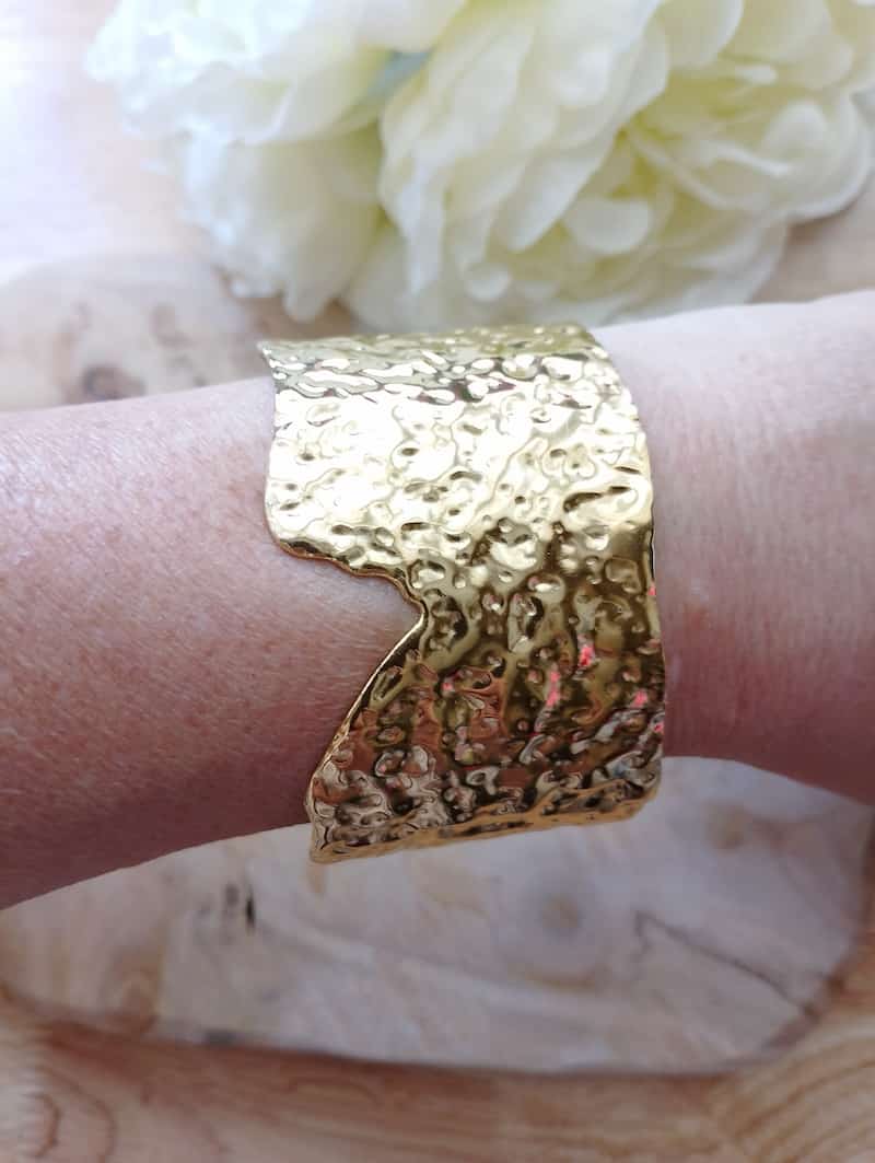 Bracelet Athéna manchette large martelée dorée portée au poignet texture sculptée, manchette statement femme BONITALUZ