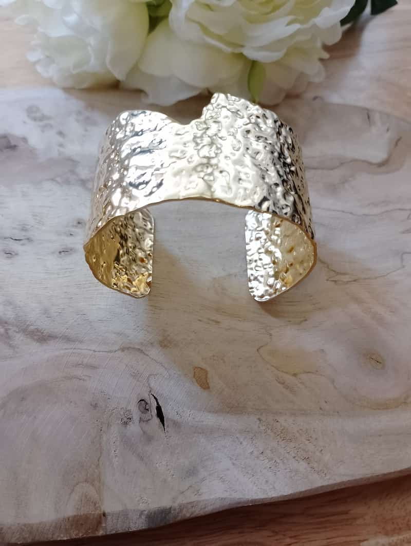 Bracelet Athéna manchette large martelée dorée ouverte sur bois clair roses blanches, manchette statement sculptée femme BONITALUZ
