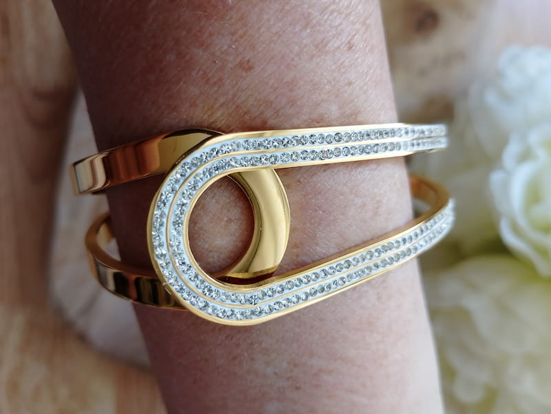 Bracelet Solaya porté au poignet gros plan, strass scintillants dorés, bijou luxe femme BONITALUZ