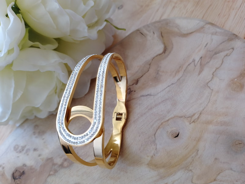 Bracelet Solaya doré double rang strass, posé sur bois marbré avec fleurs blanches, bijou femme élégant BONITALUZ