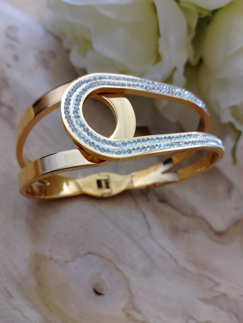 Bracelet Solaya vue côté, architecture double rang strass doré, fond bois marbré BONITALUZ