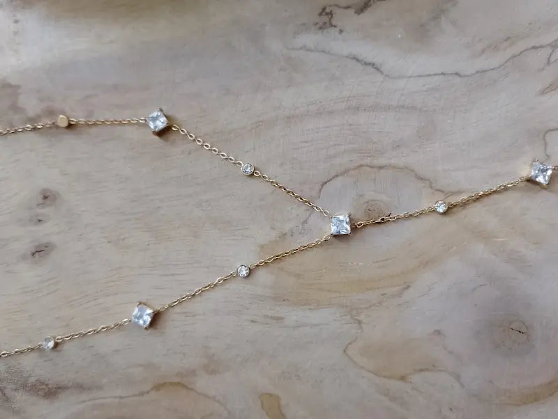 Collier chaîne dorée BONITALUZ avec cristaux carrés - bijou délicat femme ⠋