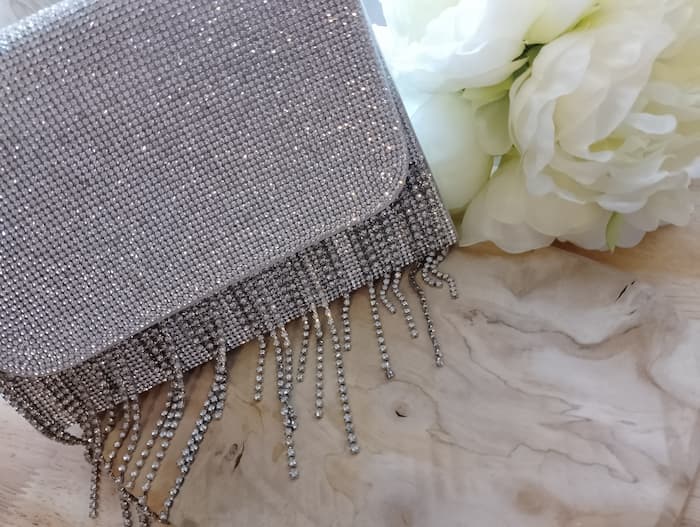 Sac Félicia argenté strass cristaux gros plan, franges strass dorées, sac soirée luxe femme BONITALUZ