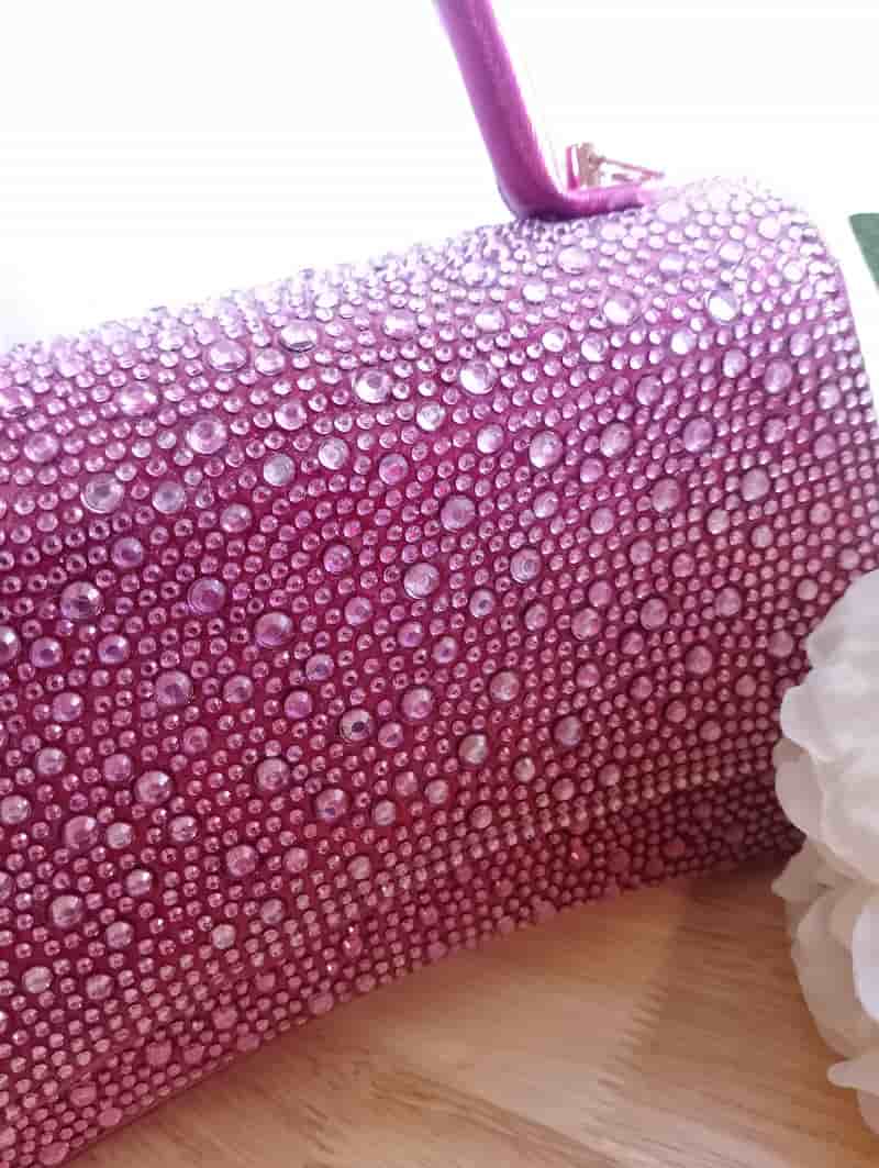 Sac Christalia gros plan strass rose fuchsia multi-tailles pavage cristaux 3D, détail sac soirée luxe BONITALUZ