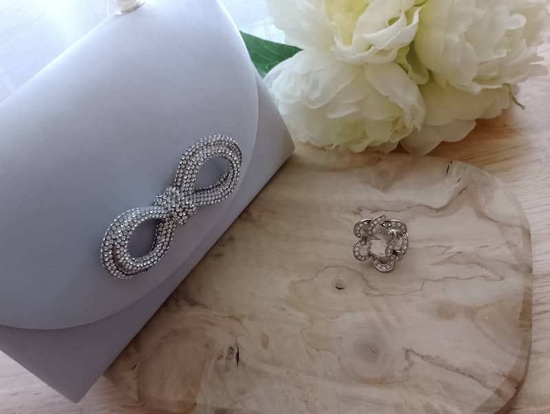 Sac Perla noir angle vue côté nœud strass argentés perles, pochette luxe soirée BONITALUZ