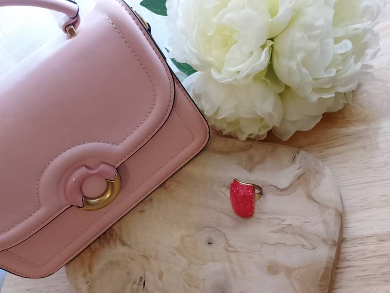 Sac Noa rose poudré fermoir circulaire doré gros plan sur marbre blanc pivoine blanche, sac à main femme BONITALUZ