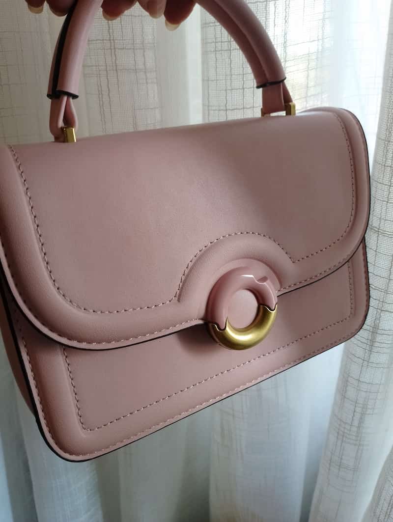 Sac Noa rose poudré tenu en main fermoir circulaire doré, sac à main structuré poignée top handle femme BONITALUZ