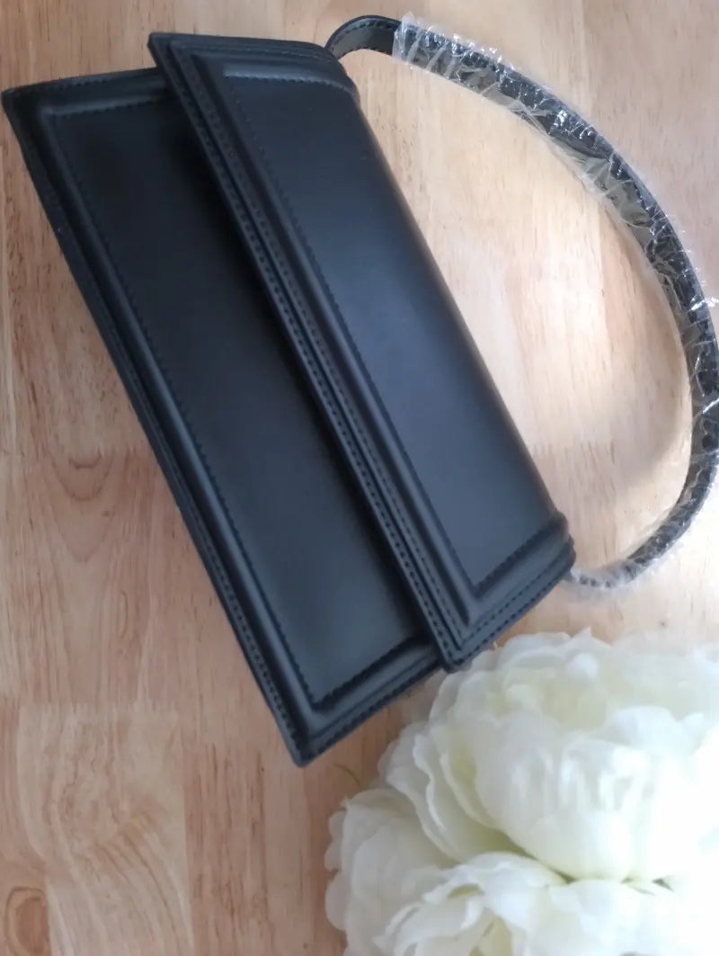 Sac Acanthe noir élégant fond blanc – BONITALUZ