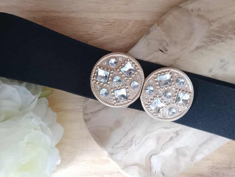 Ceinture Joy noire élastique gros plan double médaillon doré cristaux carrés ronds détail joaillier, ceinture statement femme BONITALUZ