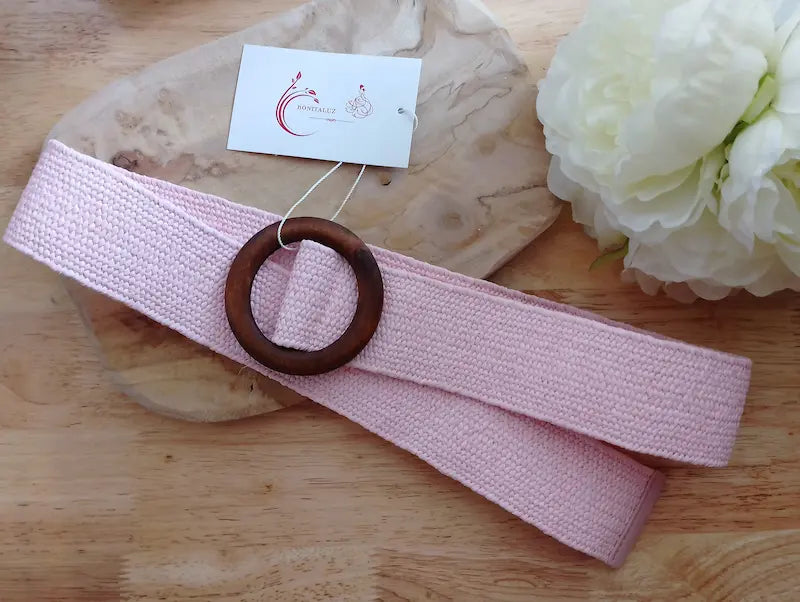 Détail boucle carrée bois ceinture tressée Rosalie – BONITALUZ