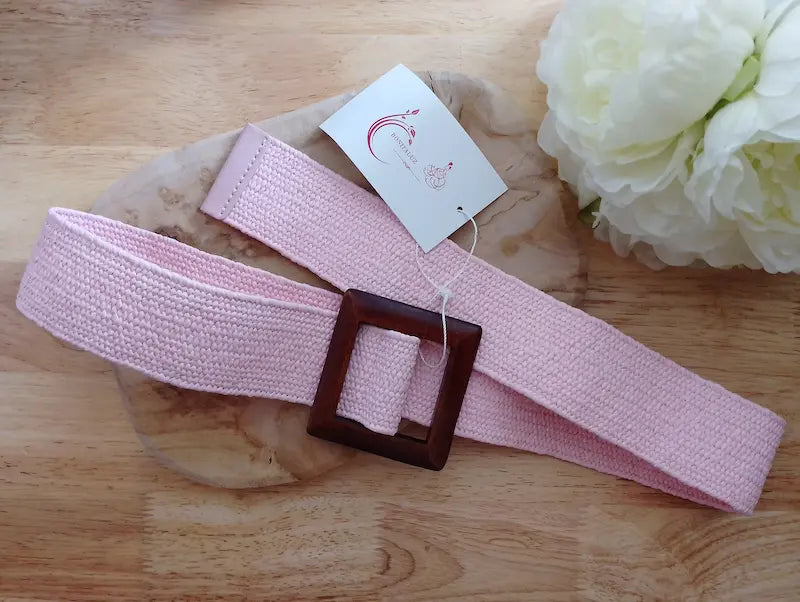 Détail boucle ronde bois ceinture élastique Rosalie rose – BONITALUZ