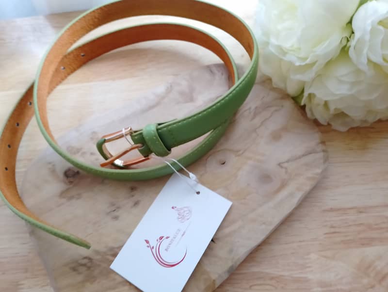 Ceinture Valériane vert sauge PU lisse boucle dorée trous réglage sur marbre blanc fleur blanche, ceinture fine femme BONITALUZ