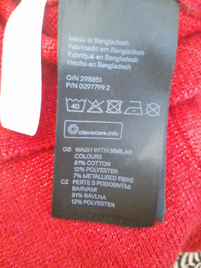 Détail tissu rouge brillant gilet fille – 81% coton fibre métallisée