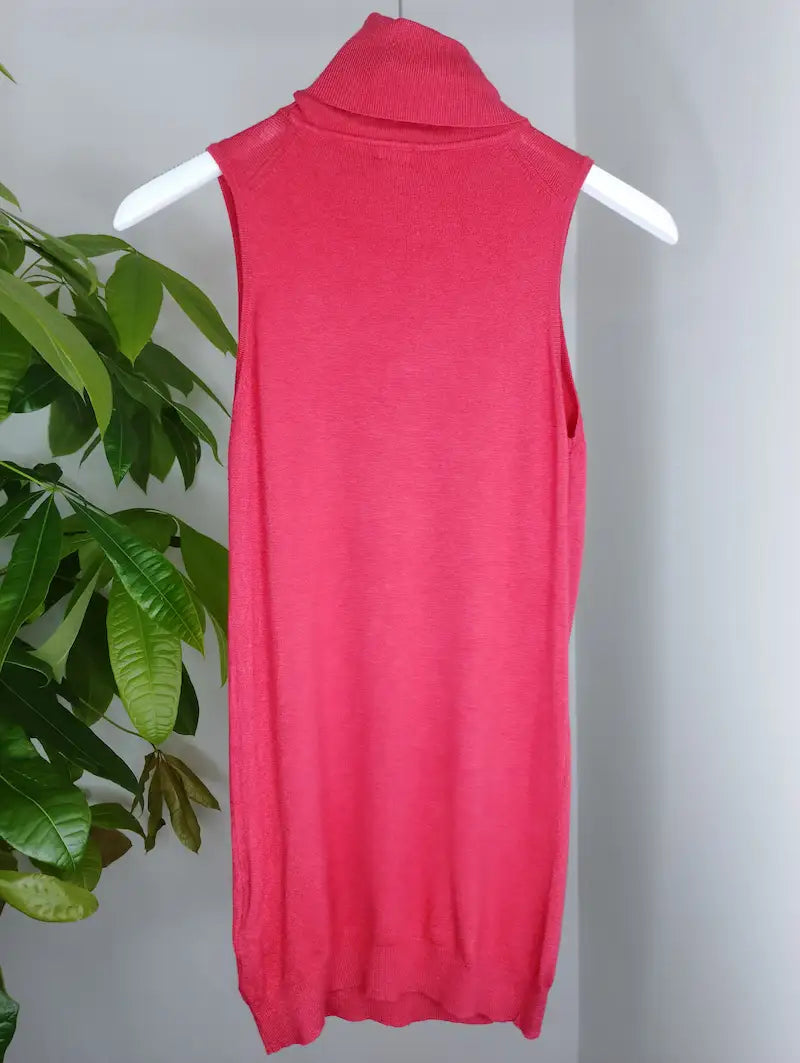 Pull col roulé rose fuchsia – vue dos sur cintre
