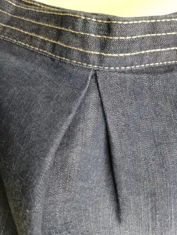 Détail tissu denim devant jupe KIABI taille 146/152 cm