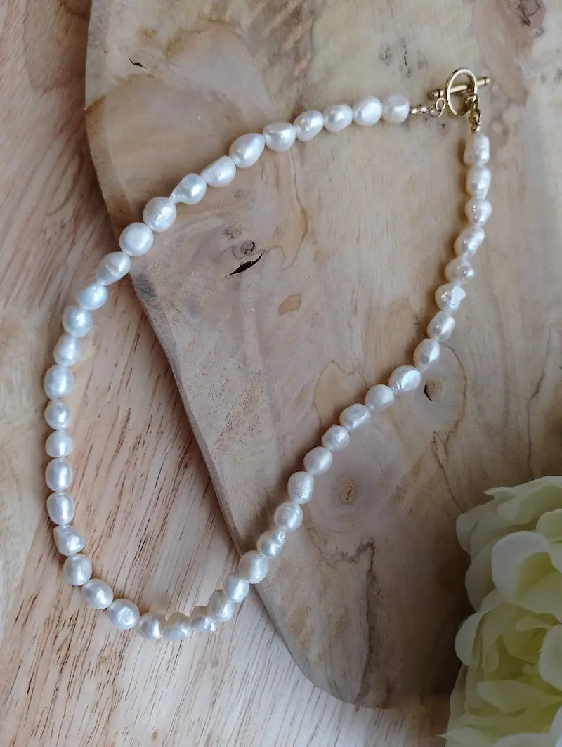 Collier Sara perles baroques – vue d'ensemble plateau bois cœur – BONITALUZ